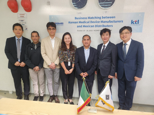 KTL이 한국 기업과 멕시코 현지 바이어를 매칭해 수출 마케팅을 지원하고 기념 촬영 중이다. <KTL>